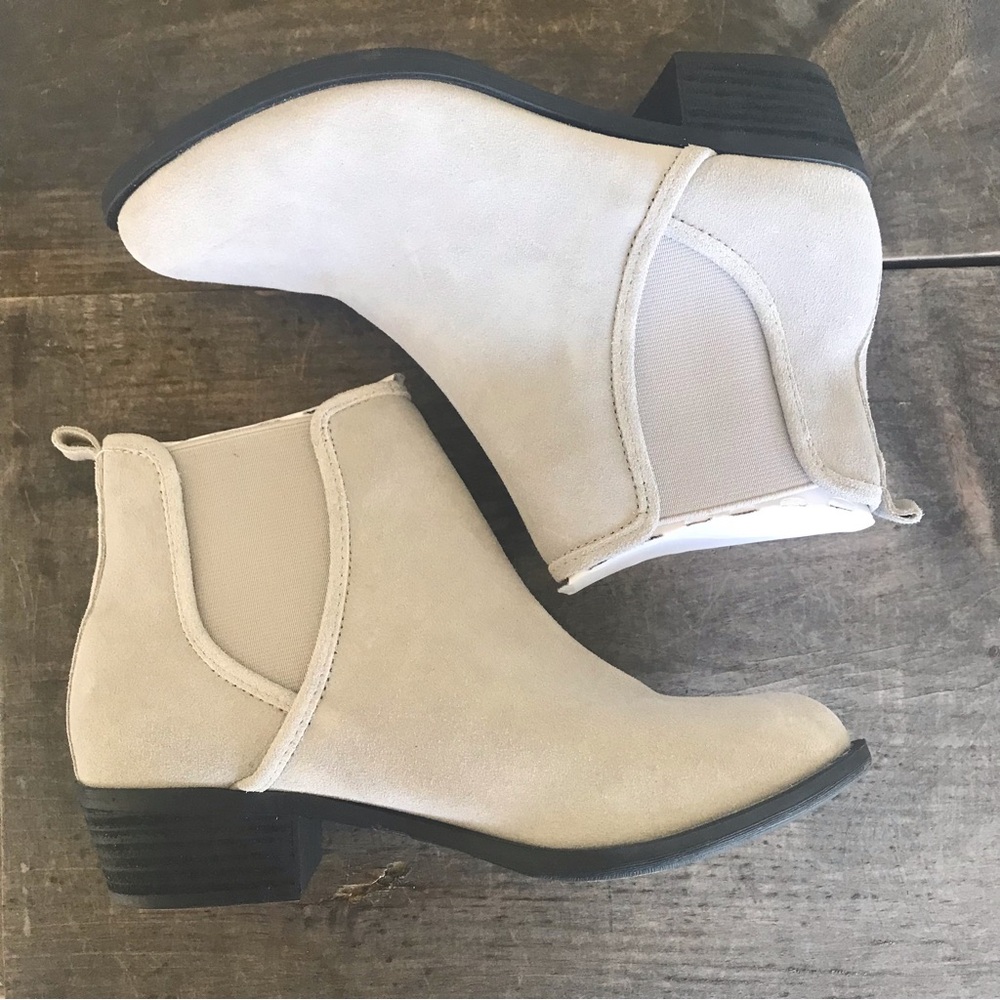 Isaac Mizrahi Live Chelsea Boots Suede Light Grey Cement Gloria Size 8